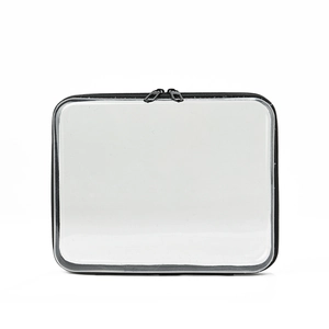 Detail van transparante PVC-make-uptas met dubbele rits en zwarte versterkte randen