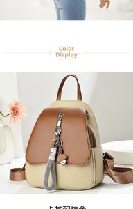 Détail du sac à dos kaki et marron avec pendentif lapin tendance et fermeture éclair latérale