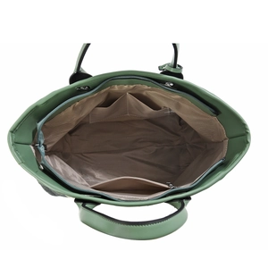 Vue détaillée de l'intérieur du sac fourre-tout vert avec doublure et poches de rangement