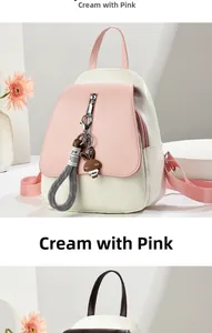 Vue détaillée du mini sac à dos bicolore avec charm lapin mignon et fermeture éclair