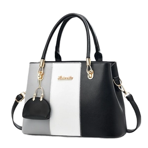 Sac à main tricolore en similicuir avec détails dorés et mini pochette décorative