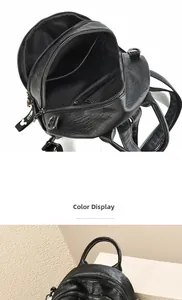Detail eines schwarzen Lederrucksacks mit Innenfächern und Reißverschlusstaschen