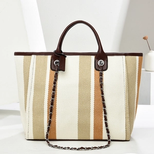 Grand sac cabas en toile rayée avec poignées en cuir marron et bandoulière en chaîne argentée
