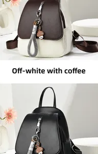 Détails des sacs à dos en cuir PU de couleur crème-café et noir avec breloque lapin