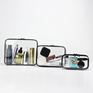 Detail van drie waterdichte transparante PVC-cosmeticatassen met zwarte rand en rits