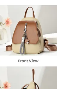 Détails de face et de profil d'un sac à dos bicolore avec pendentif lapin mignon