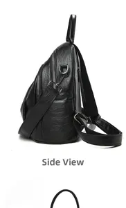 Seitenansicht des schwarzen Lederrucksacks mit Kieselstruktur und silbernen Reißverschlüssen