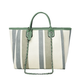 Sac cabas en toile rayée avec garniture en cuir olive et chaîne argentée