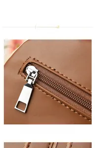 Détail du sac à dos en cuir marron avec une poche zippée arrière de haute qualité