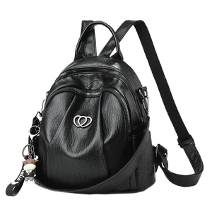 Modischer schwarzer Kunstleder Rucksack mit Herz Logo und Kalbanhänger auf weißem Hintergrund