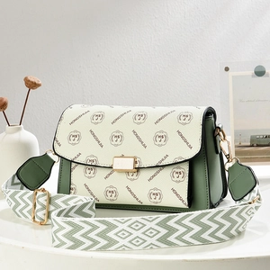 Sac bandoulière femme en cuir crème avec détails verts et sangle à motifs chic