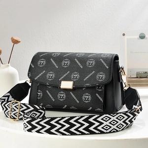 Sac à bandoulière en cuir grainé noir avec logo blanc et large sangle tissée moderne