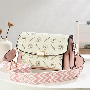 Sac bandoulière rose et beige avec large sangle tissée et motifs de logo mode