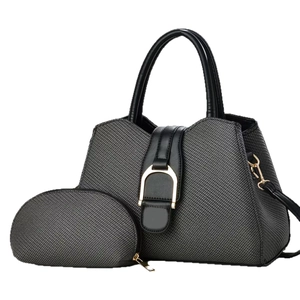 Set borsa e portafoglio due pezzi in twill grigio con manici in pelle nera e fibbia oro