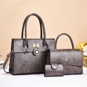 Ensemble détaillé de sacs taupe matelassés avec ferrures dorées et fermoir anneau