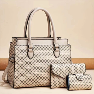 Detailansicht des beigen 3-teiligen Taschen-Sets mit Gittermuster und silbernen Beschlägen
