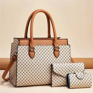 Detailansicht des 3-teiligen Taschensets mit Shopper, Wallet und Etui in Beige gemustert
