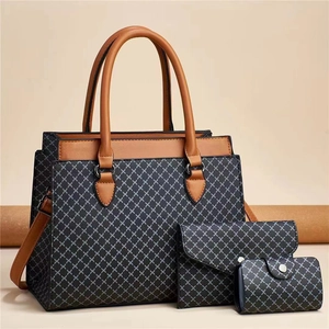 Detailansicht des Taschen-Sets mit geometrischem Muster und braunem Kunstlederbesatz
