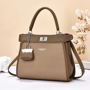Sac à main élégant en cuir marron avec panneau tissé beige et breloque mini sac