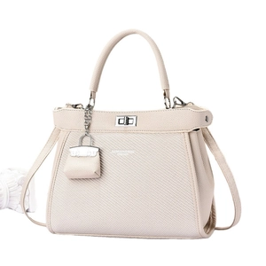 Sac à main trapèze beige élégant avec motif litchi et bandoulière amovible