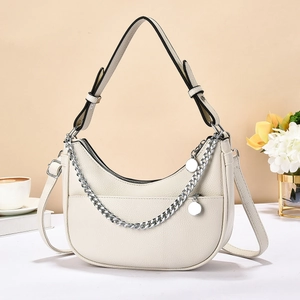 Chic off-white dumpling shoulder bag in lychee pattern leather with metal chain