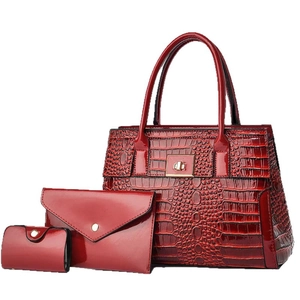 Ensemble de trois sacs bordeaux effet crocodile avec finition brillante et fermoirs en métal