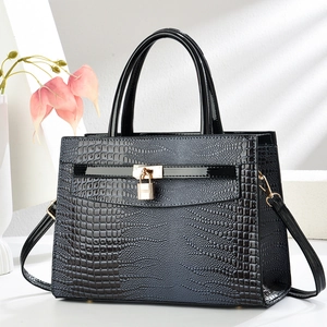 Elegante schwarze Handtasche mit Krokostruktur, Goldbeschlägen und verstellbarem Tragegurt