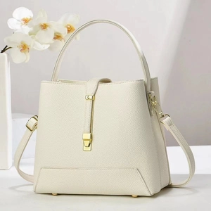 Sac seau élégant en cuir blanc crème avec boucle dorée et bandoulière amovible