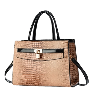 Elegante braune Handtasche mit Krokodil-Prägung, schwarzen Griffen und Goldschloss