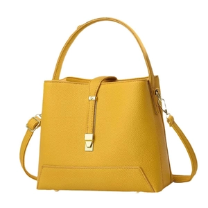 Sac seau jaune en cuir avec poignée supérieure et boucle dorée au design épuré