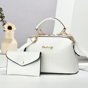Schickes zweiteiliges weißes Handtaschen-Set aus Kunstleder mit Krokoprägung und Gold
