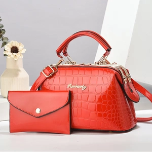 Rotes Set aus Handtasche mit Krokodilprägung und kleiner Clutch mit Goldbeschlägen