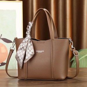 Sac fourre-tout en cuir marron avec foulard décoratif et bandoulière amovible réglable