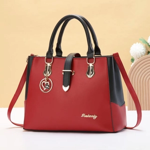 Chic 2025 large capacity handbag with red and black leather contrast and heart pendant
