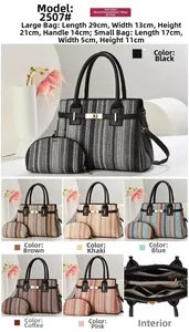 Vue détaillée du grand sac cabas rayé en tissu avec compartiments et pochette assortie