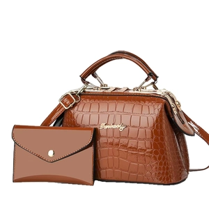 Zweiteiliges Handtaschen-Set in Karamellbraun mit Kroko-Prägung und glänzendem Finish