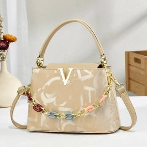 Elegante beige lederen handtas met gouden V-logo en kleurrijke metalen ketting
