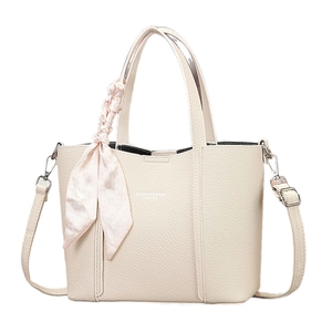 Sac fourre-tout minimaliste en cuir beige avec foulard décoratif et bandoulière longue