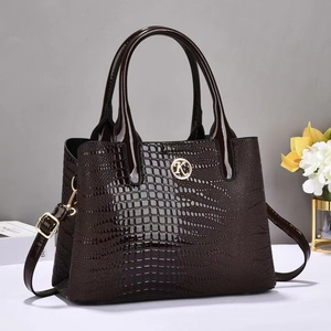 Sac à main en cuir verni marron foncé motif crocodile avec logo K en métal doré