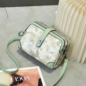 Sac bandoulière à fleurs avec trois poches zippées et bordure en cuir vert clair