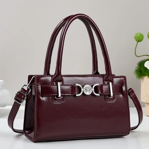 Elegante weinrote Lackleder-Handtasche mit Silberschnalle und verstellbarem Riemen