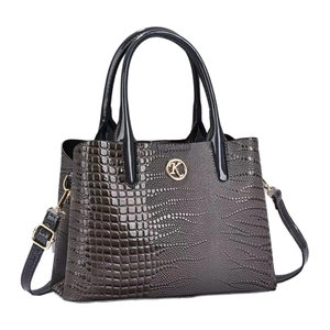 Sac à main gris foncé à motif crocodile avec logo doré et bandoulière amovible