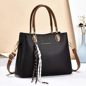 Borsa a mano in pelle nera motivo litchi con manici marroni e sciarpa decorativa