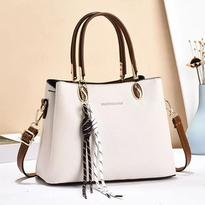 Elegante borsa a mano crema testurizzata con tracolle marroni e nappa intrecciata