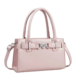 Rosa Handtasche aus Kunstleder mit silbernem Löwenkopf-Emblem und Schultergurt