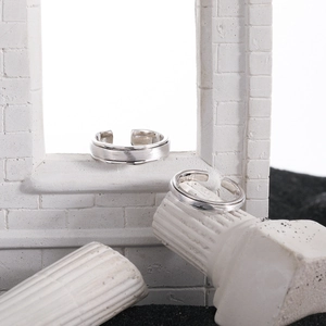Bagues minimalistes en argent sterling S925 brossé présentées sur un décor de pierre créatif