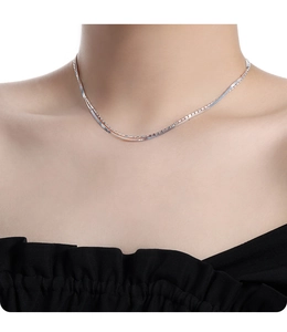 Collier double épaisseur en argent S925 maille serpent et perles sur la clavicule