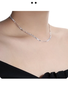 Gros plan d'un collier double rang en argent S925 avec chaîne serpent et perles fines