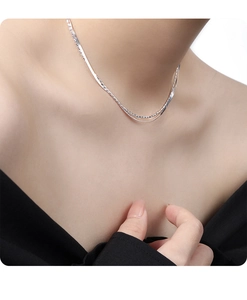 Gros plan d'un collier double rang en argent 925 avec chaîne serpent plate et perles fines