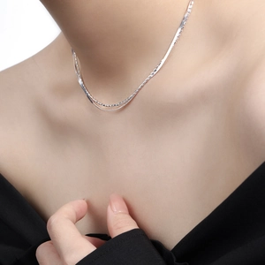 Élégant collier double épaisseur en argent avec chaîne à billes et maille serpent plate